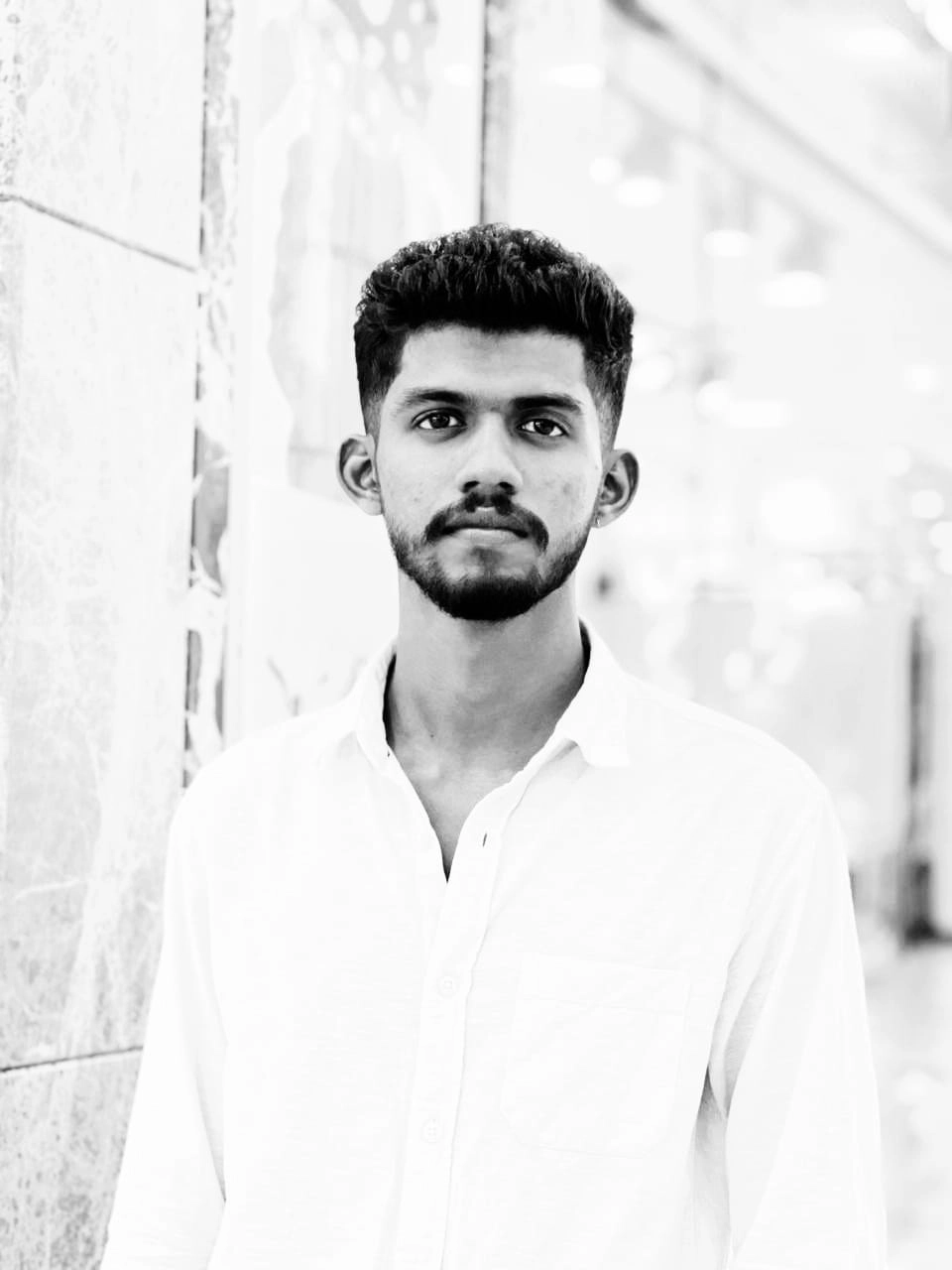 midhun standing on the wall digital marketer in alappuzha